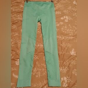 Fabletics Seamless High Waisted Capri Leggings Sz. Small Mint Green